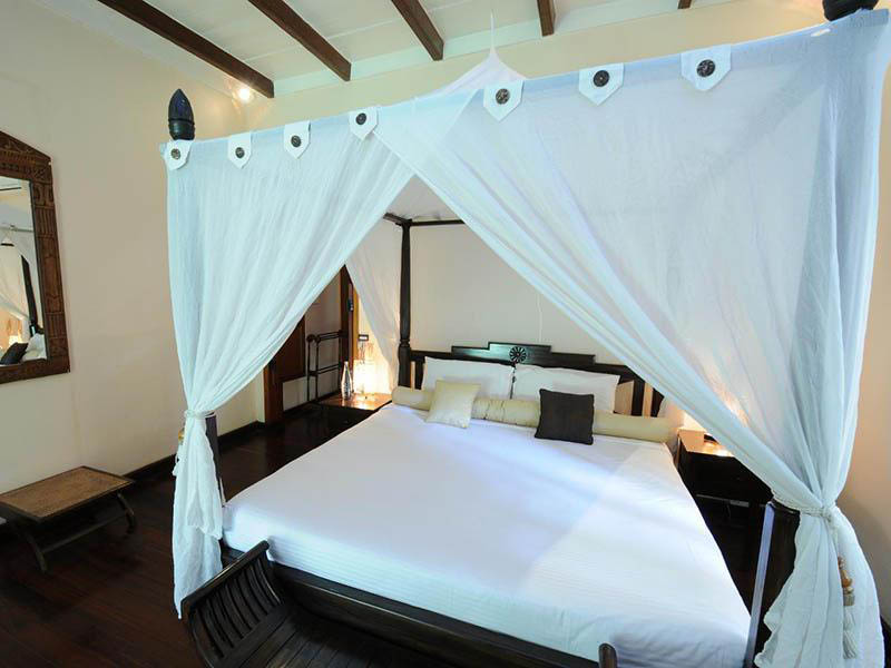 auberge-st-aubin-coloniale-style-bedroom-